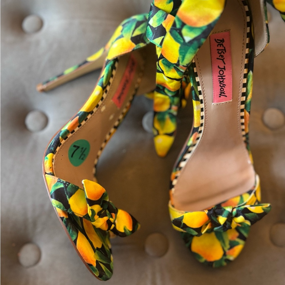 Betsey Johnson Lemon Print Women's Shoes - Picture 2 of 5